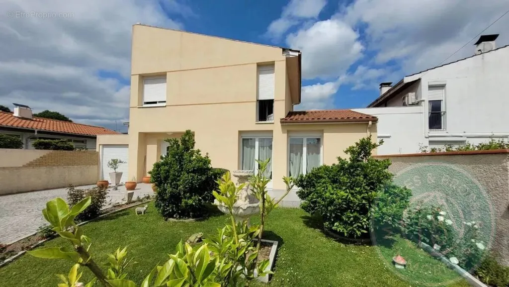 Extérieur - Maison Familiale avec Panneaux Solaires et Jardin à Proximité