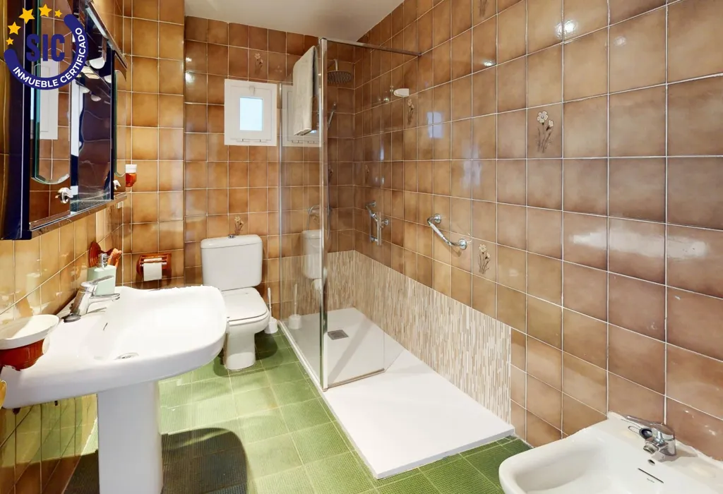 Salles de bain - Spacious Apartment with River View in Mont-Olivet