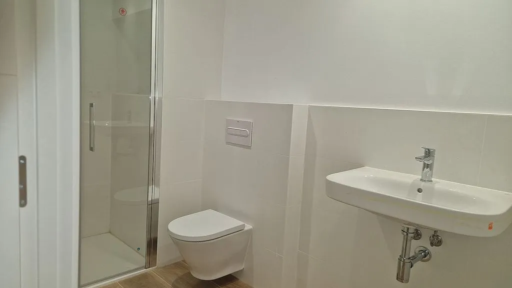 Baños - Piso en planta baja con garaje en Marianao