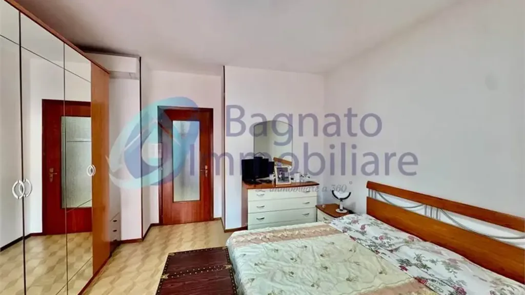 Chambres - Three-Bedroom Apartment with Balcony in Novara