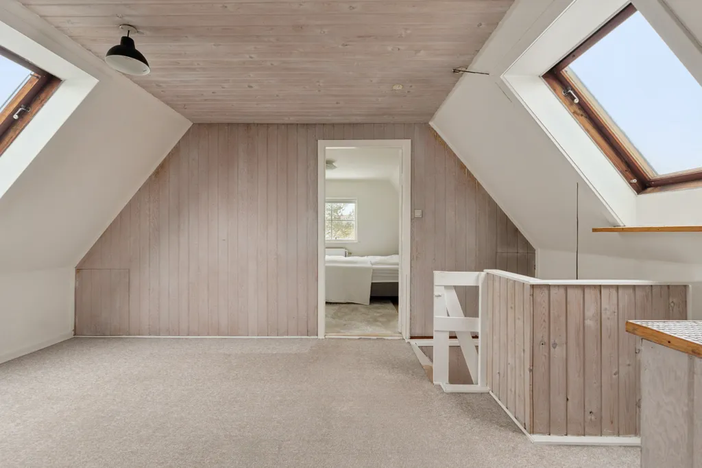 Rooms - Light-Filled Apartment with Balcony in Odense M