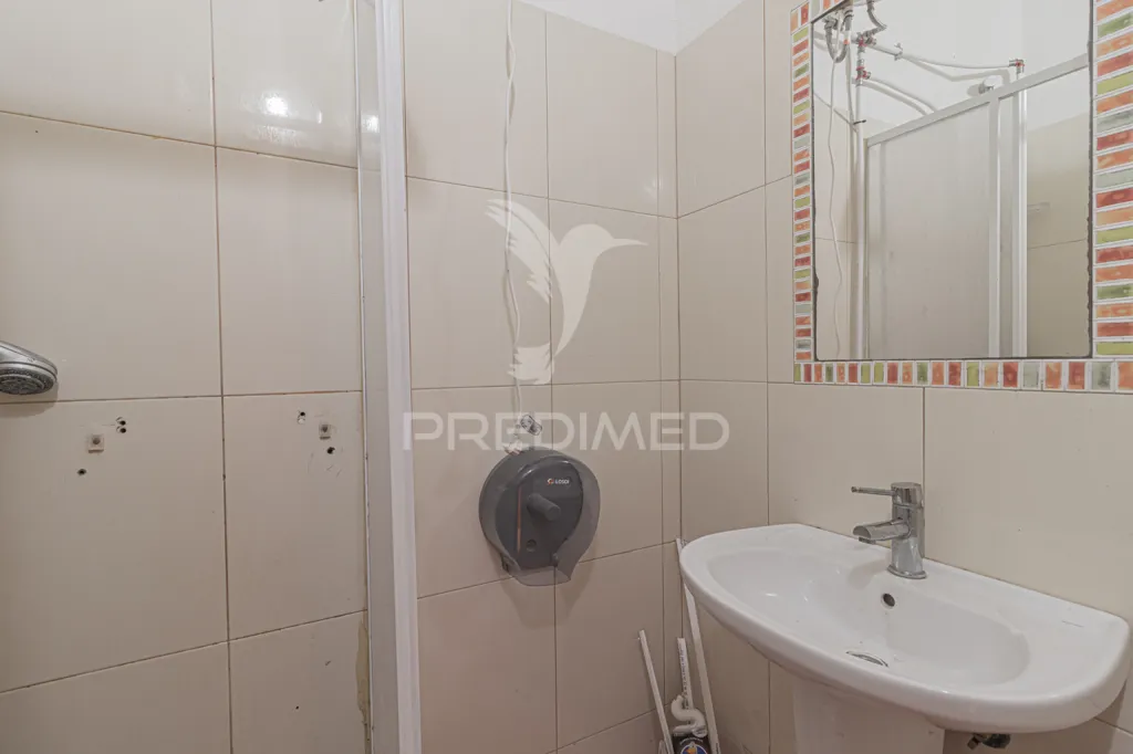Salles de bain - Versatile Shop with Strategic Location in Laranjeiro