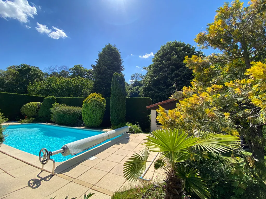 Piscine - Maison avec Piscine et Garage Double à Genas