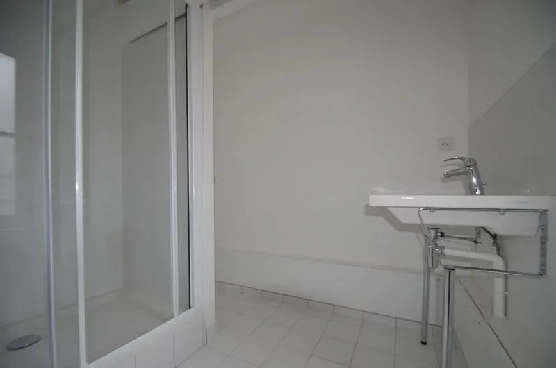 Vannitoad - 4-Bedroom Paris Apartment with Balcony