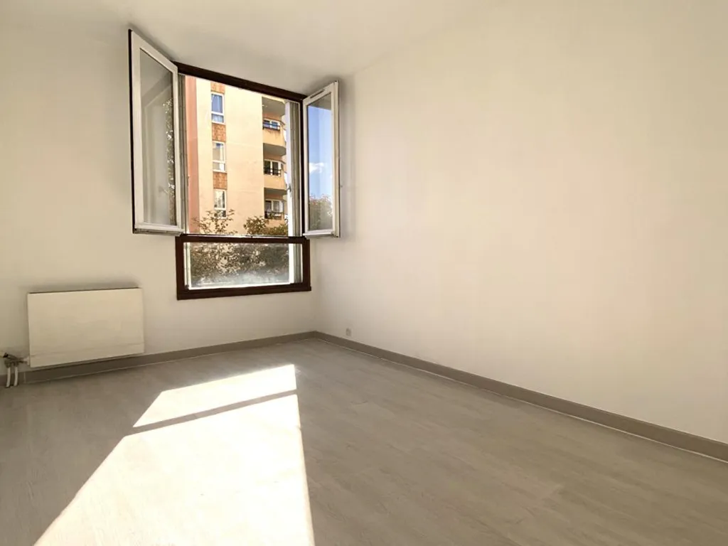 Pièces - Appartement Rénové avec Vue Lac à Créteil