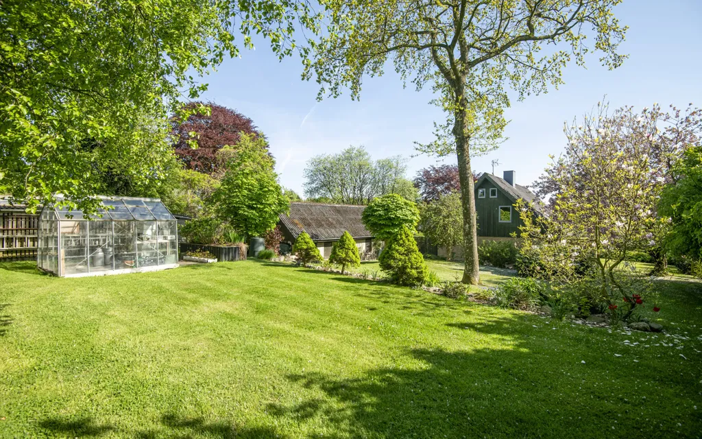 Jardin - Spacious House with Workshop Garage in Tårs
