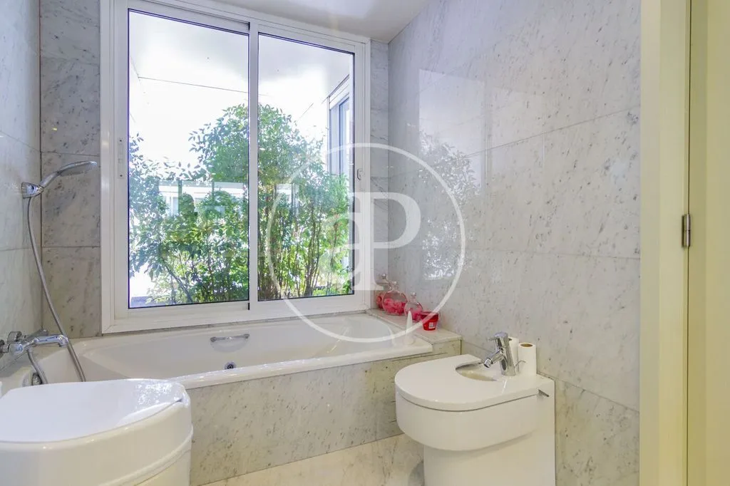 Vannitoad - Luxury Villa with Pool in Chamartin, Madrid