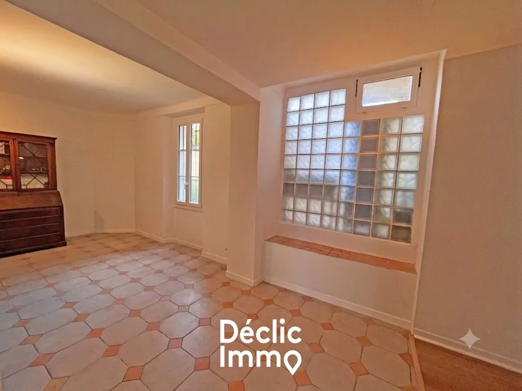 Living Room - Two-Unit Apartment Complex near Historic Centre