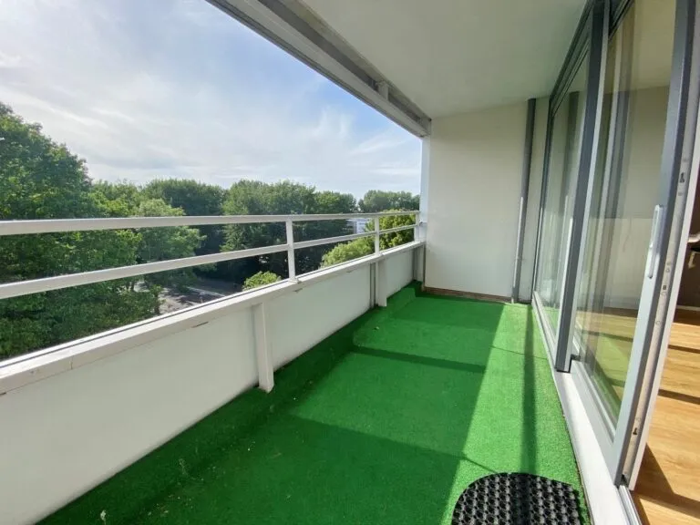 Balcon - 3-Bedroom Apartment with Balcony in Leiden