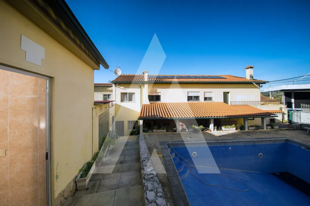 Bassein - House with Commercial Space in Figueiró do Campo