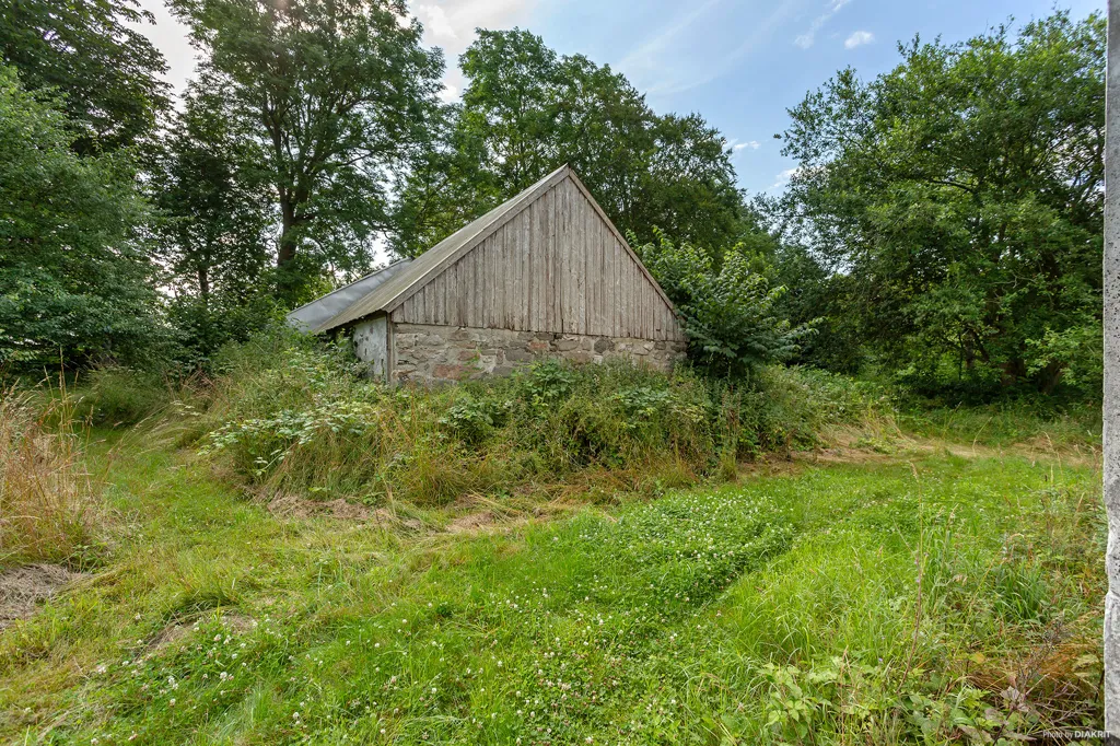 Aed - Large Natural Plot with Farmhouse in Simrishamn