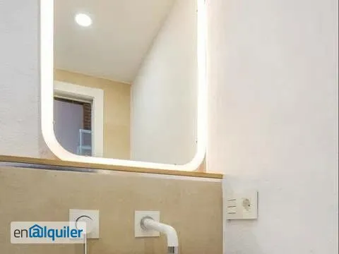 Salles de bain - Modern Flat with High Ceilings in Comillas, Madrid