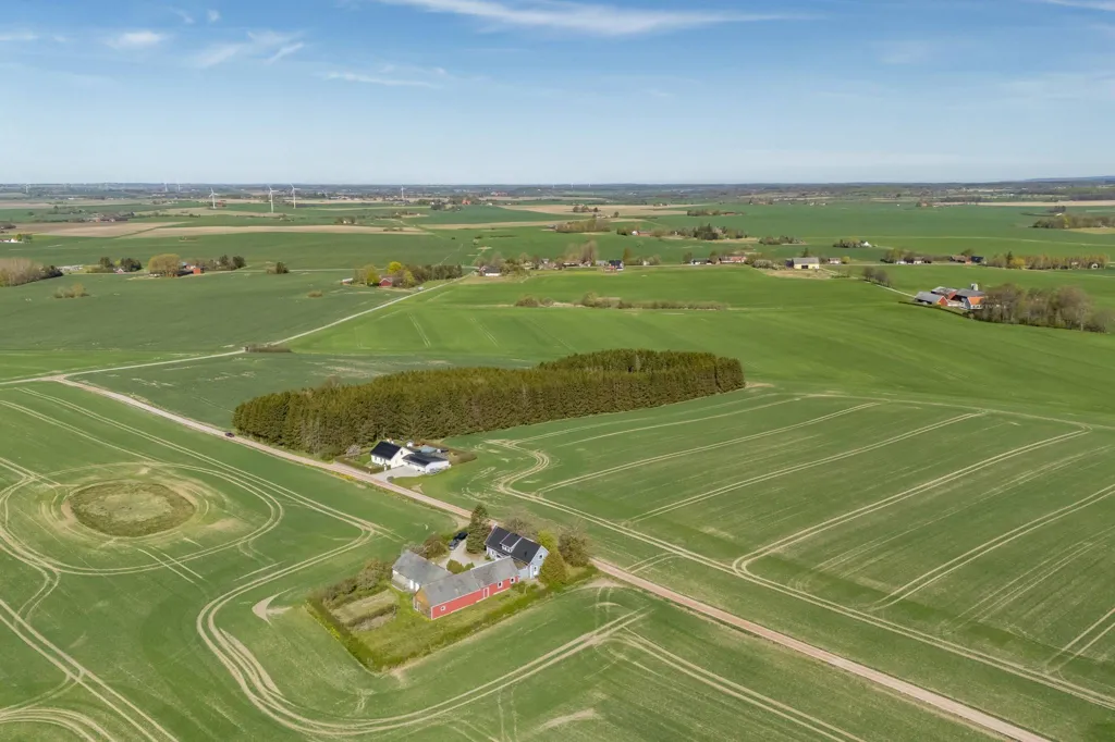 Õhuvaade - Villa with Workshop in Open Landscape