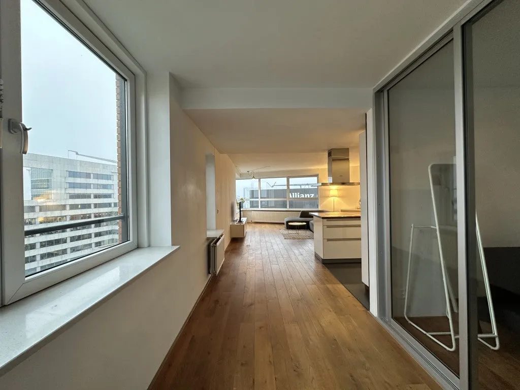 Esik - Corner Apartment with City Views in Rotterdam