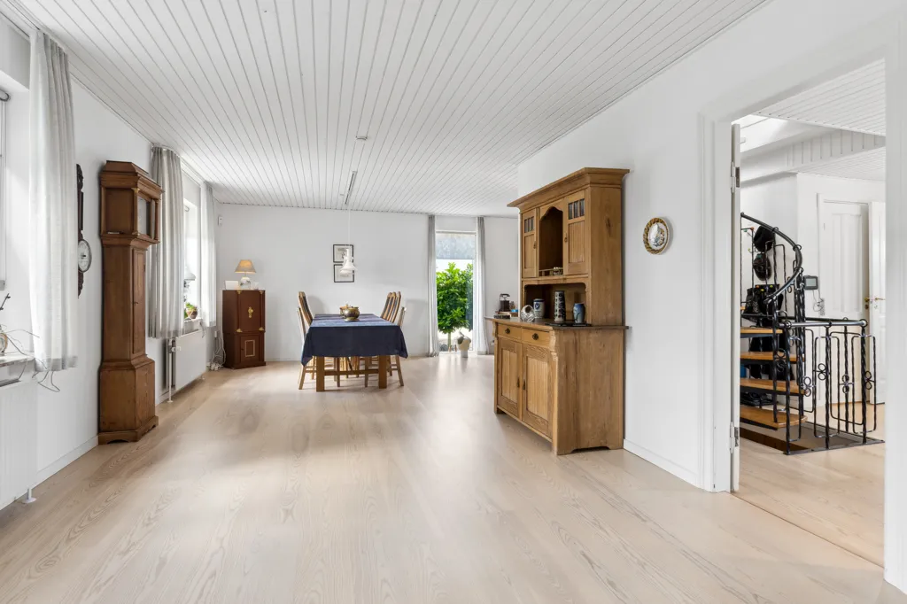 Söögituba - Villa with Workshop in Aunslev