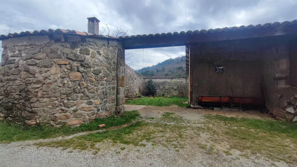 Garden - Renovable Building with Courtyard in Champis