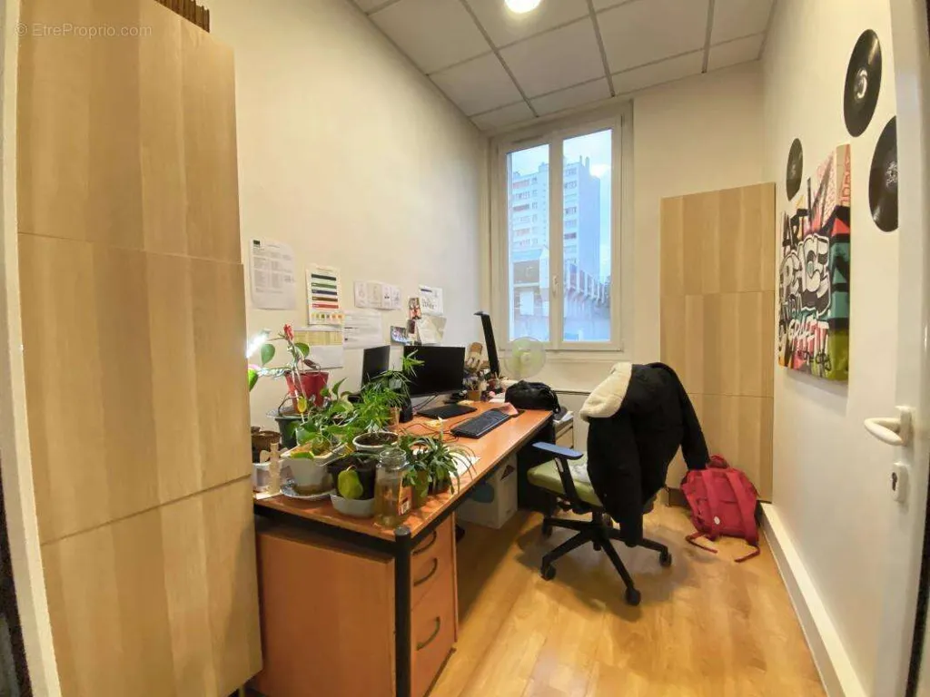 Bureau - Surface Commerciale Traversante avec Parking à Bruxelles