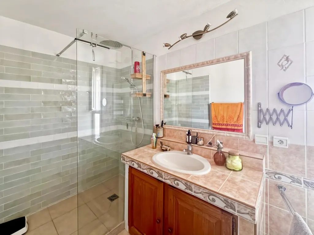 Bagni - 3-Bed Flat with Garden and Terrace in Saint-Raphaël