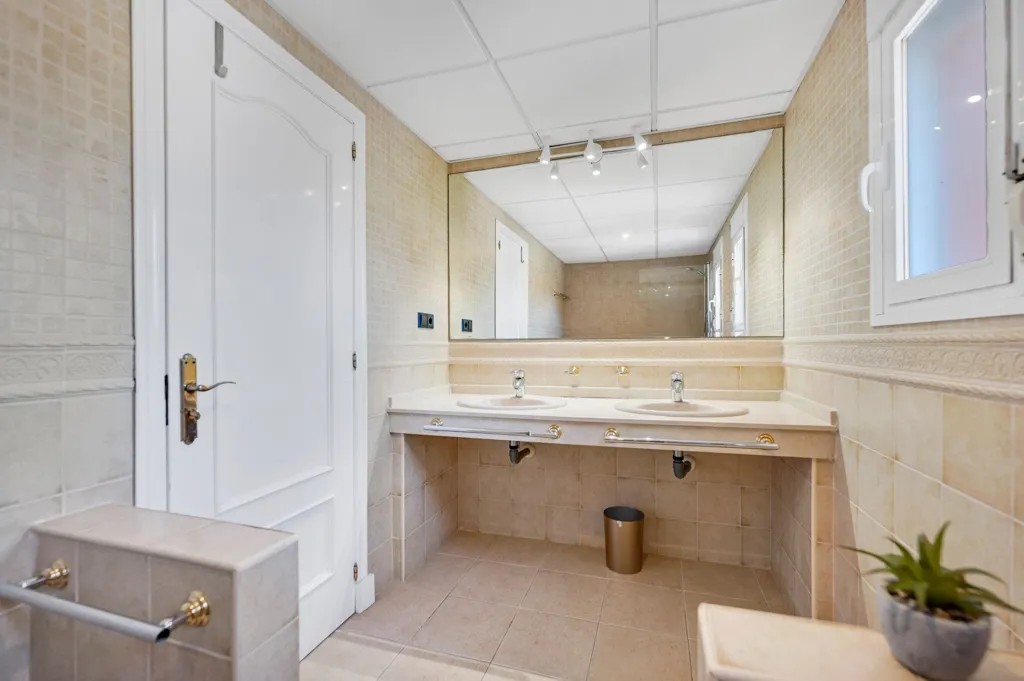 Bathrooms - Andalusian Villa with Pool in Sotogrande