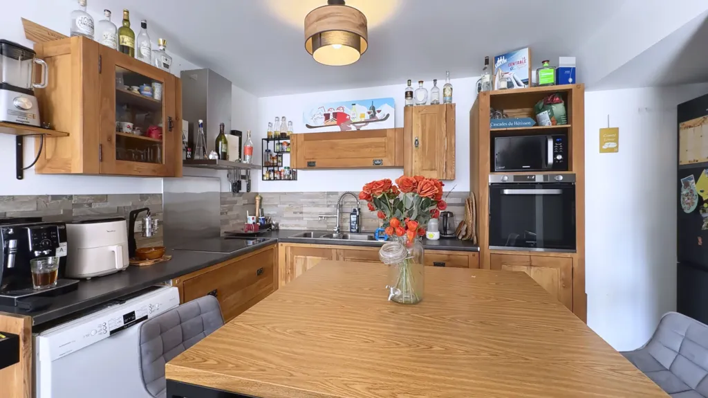 Cuisine - Appartement en Rez-de-Jardin avec Terrasse à Mures