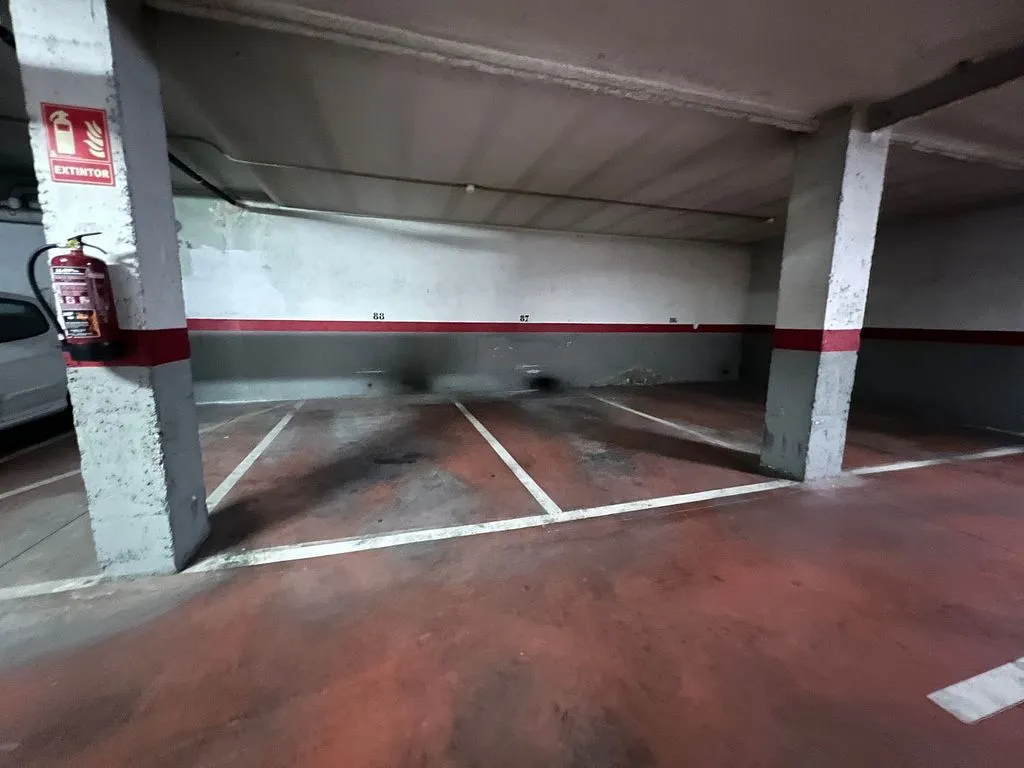 Garage - Apartment with Terrace and Parking in Reus