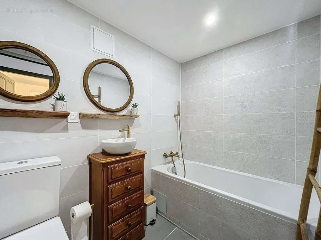 Salles de bain - Immeuble mixte rénové avec local commercial à Saint-Chinian
