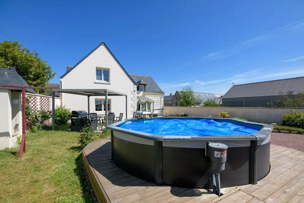 Piscine - Maison de 9 Pièces avec Jardin et Piscine à Bourgueil
