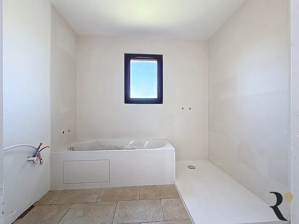 Salles de bain - Maison Contemporaine avec Piscine à Verfeil