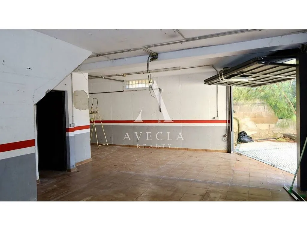 Garage - Spacious House with Garden in Rubí