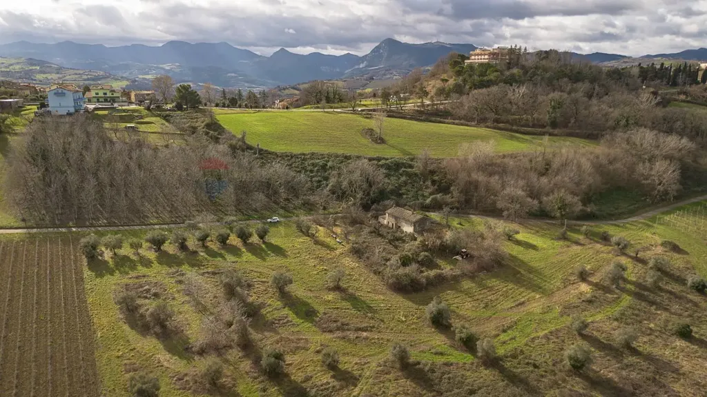 Vue aérienne - Rustic Stone Cottage with Panoramic Garden in Rosora