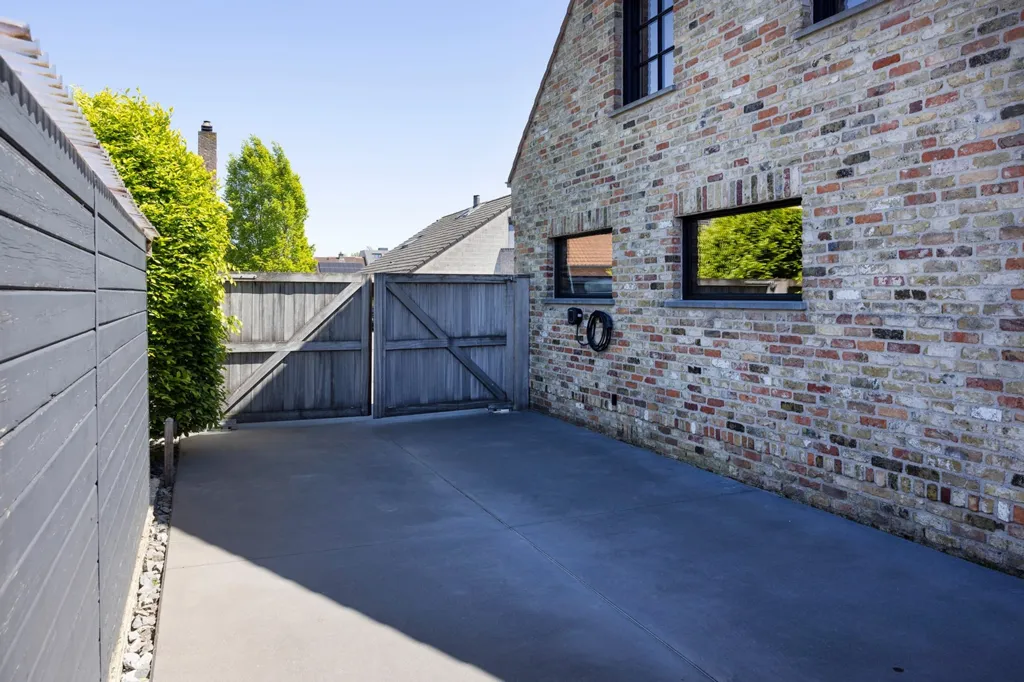 Extérieur - Maison Rénovée avec Piscine à Sint-Eloois-Winkel
