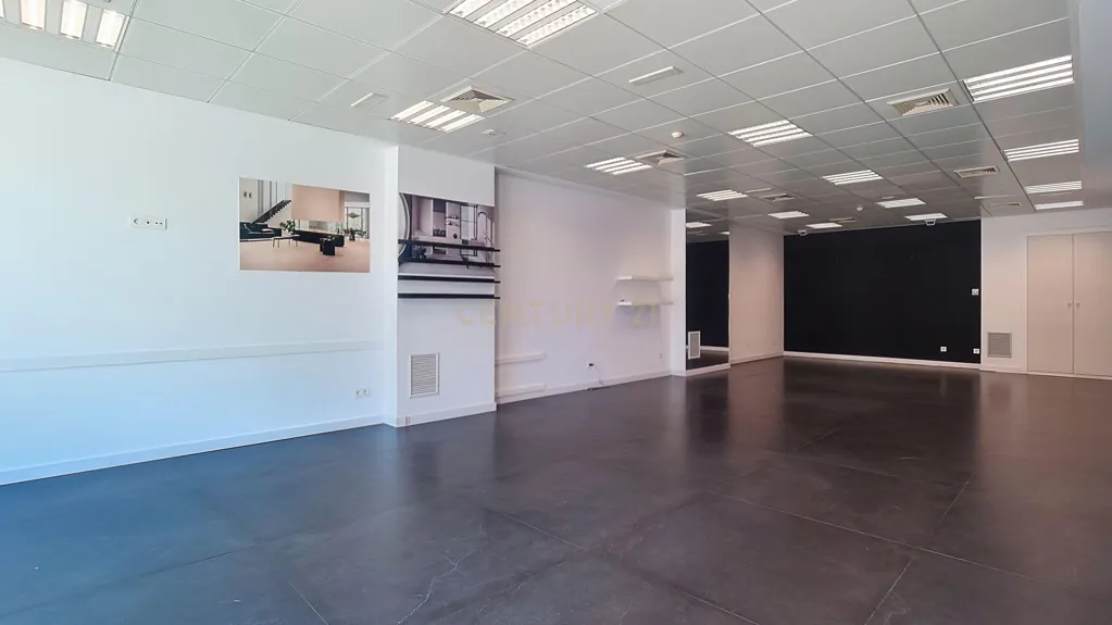 Studio - Commercial Space with High Ceilings in Avenida de Mijas