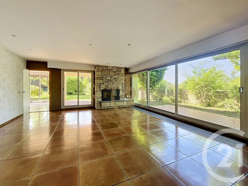 Living Room - Spacious House with Garden near Offemont