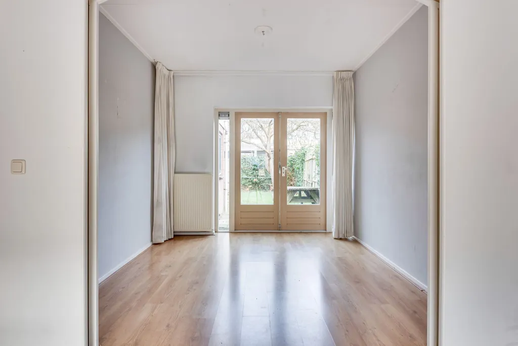 Esik - Spacious Renovated Semi-Detached House in Heiloo