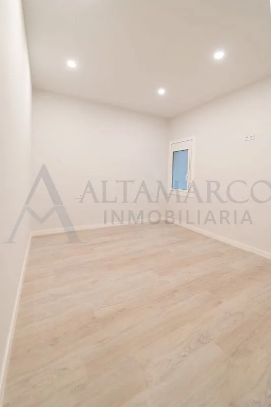 Rooms - Reform Apartment with Balcony in Barcelona