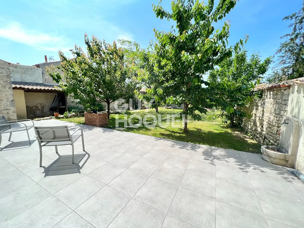 Aed - Charming Stone House with Terrace in Bourgneuf