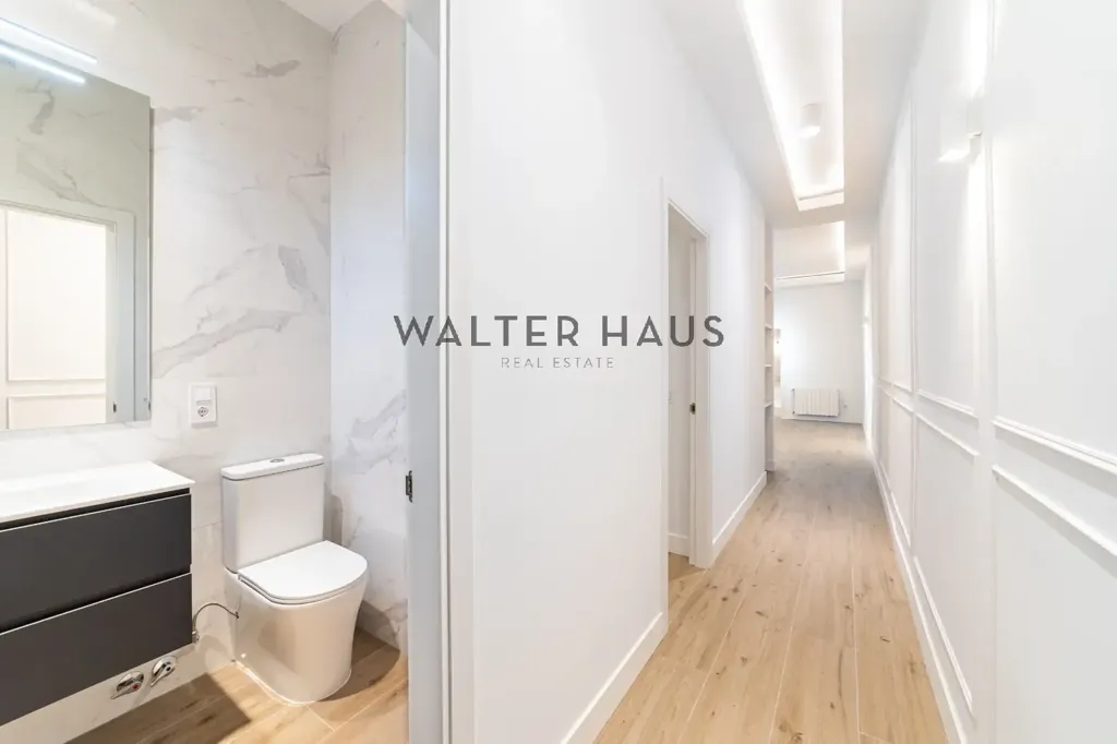 Salles de bain - Modern Apartment with Mountain View in Madrid