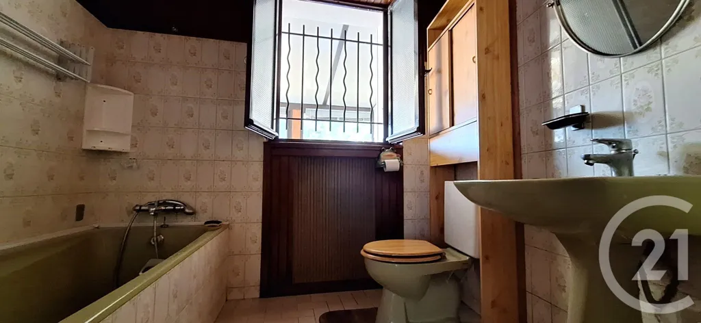Salles de bain - Maison à Rénover avec Jardin à Sermaise