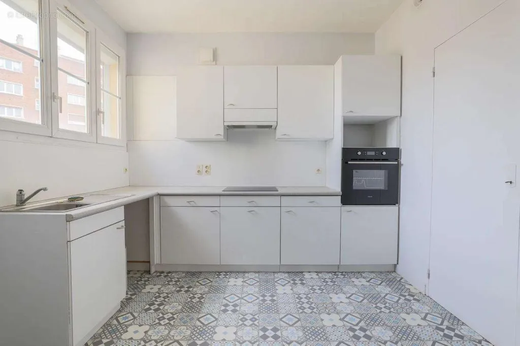Kitchen - 3-Bedroom Apartment with Balcony in Amiens