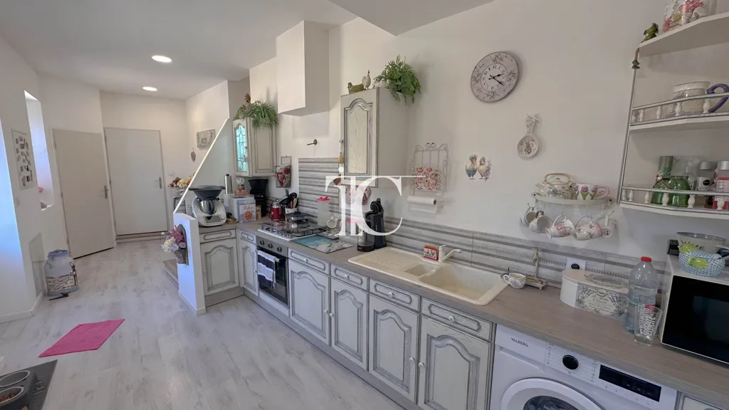 Cuisine - Maison Rénovée avec Jardin à Proximité des Commodités