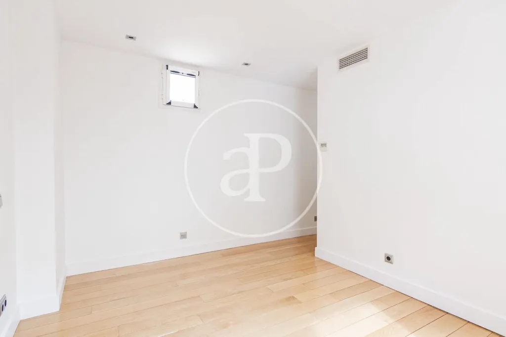 Rooms - Modern Apartment with Balcony Views in Madrid Centre