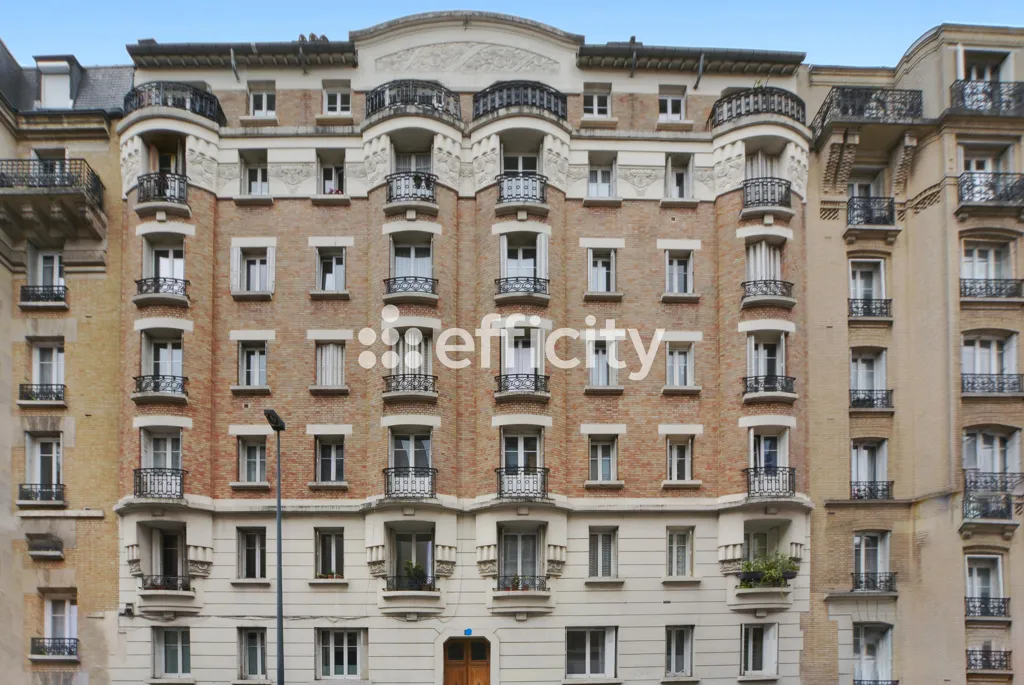 Exterior - Bright 2-Bedroom Apartment with Ascender in Clichy Centre