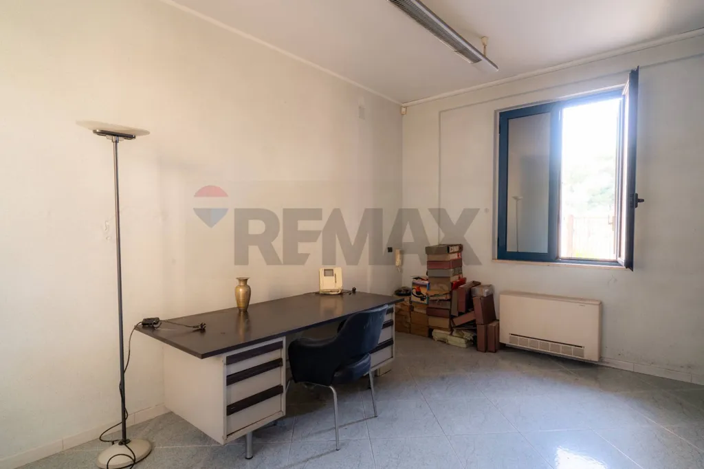 Kabinet - Commercial Space with Workshop Potential in Modugno