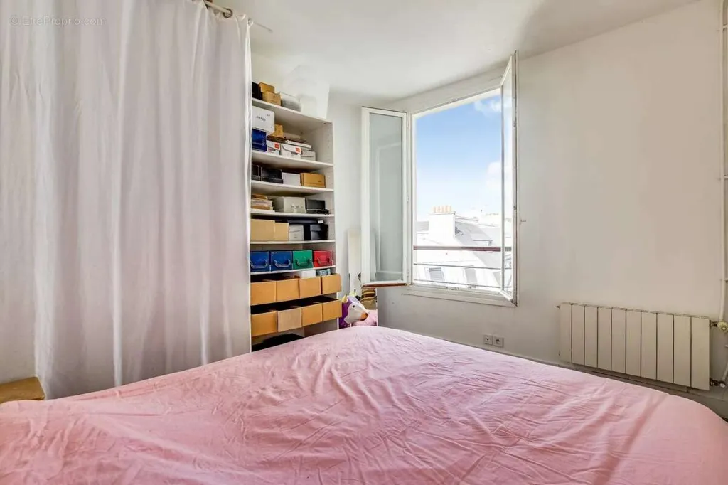 Bedrooms - Sunlit 2-3 Room Apartment in Marais