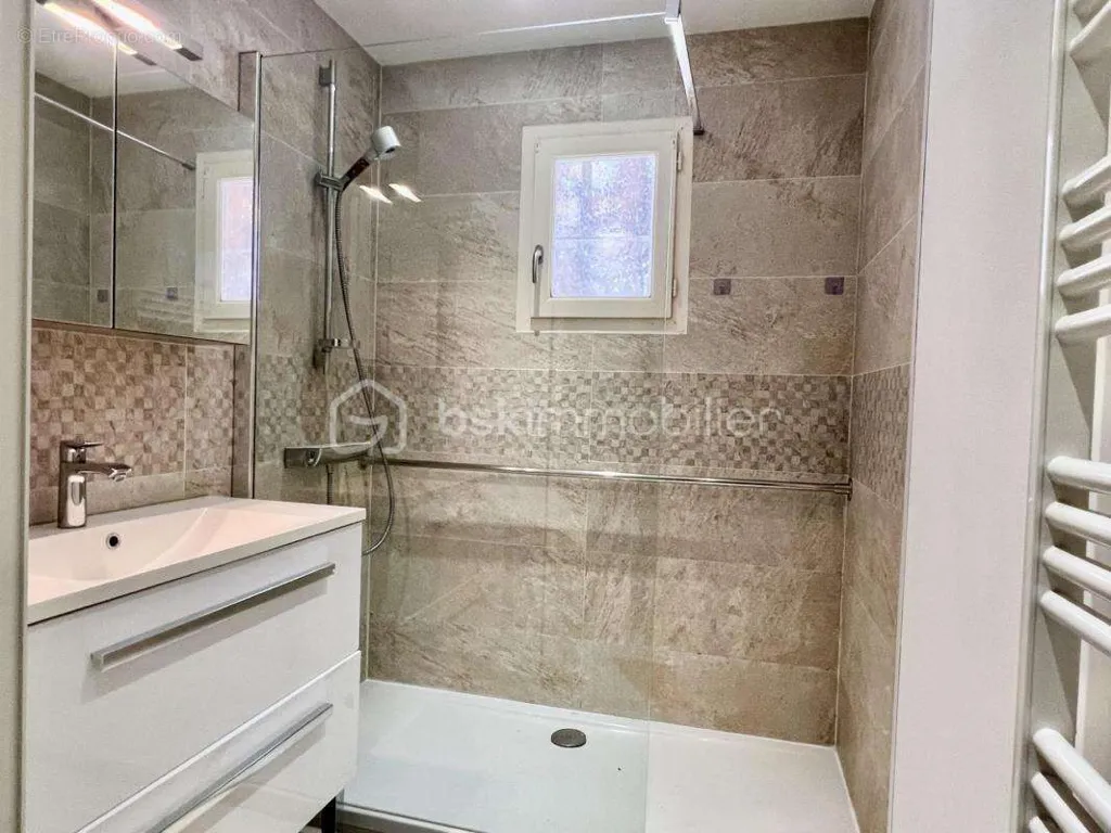 Bathrooms - House with Pool and Studio in Bagnols-en-Forêt