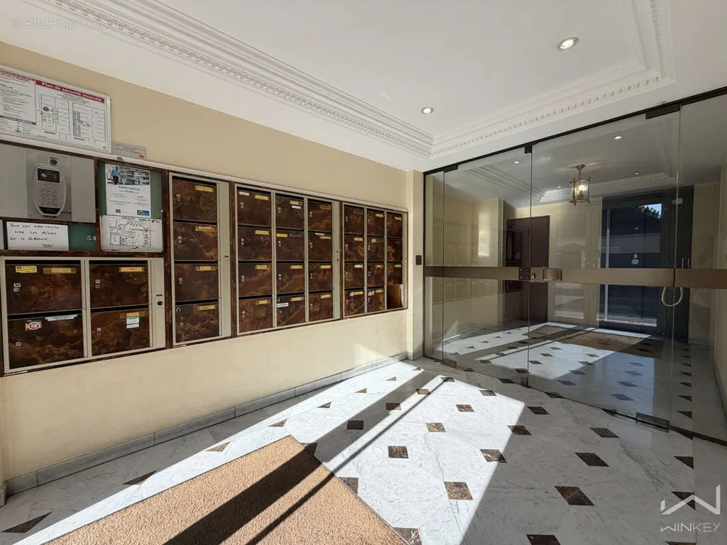 Hallway - Bright 2-Bed Flat with Parking in Mantes la Jolie