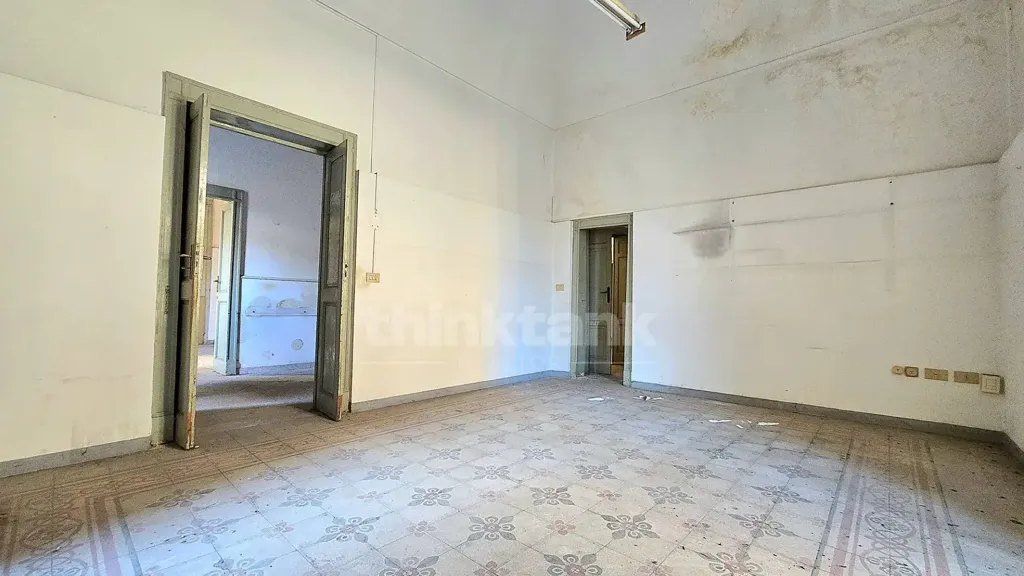 Rooms - Historic Villa with Dual Entrances in Rosolini
