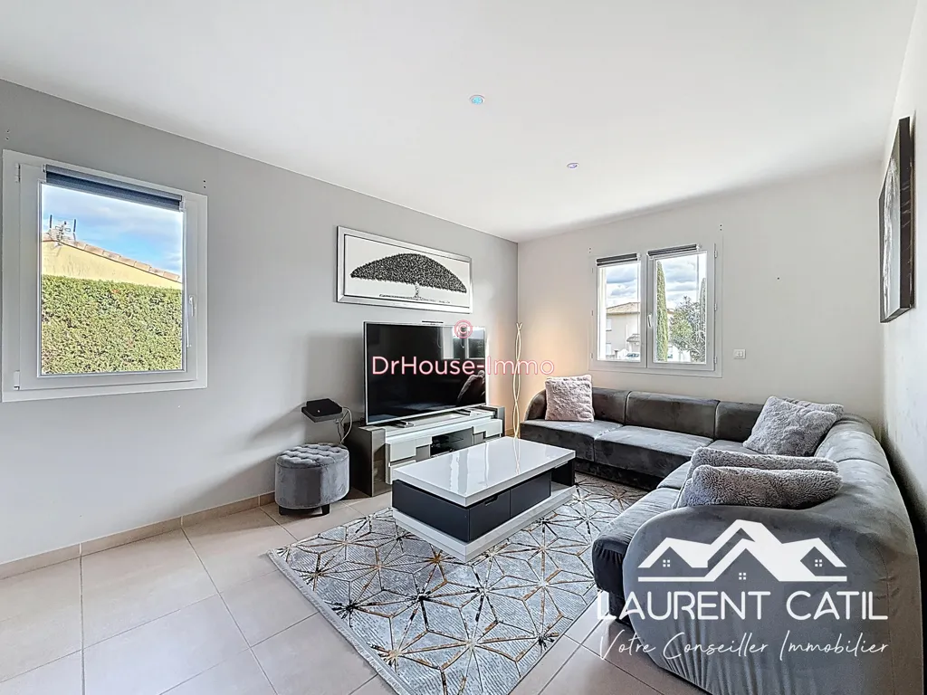 Elutuba - Contemporary Flat-Plan House with Garden in Mours-Saint-Eusebe