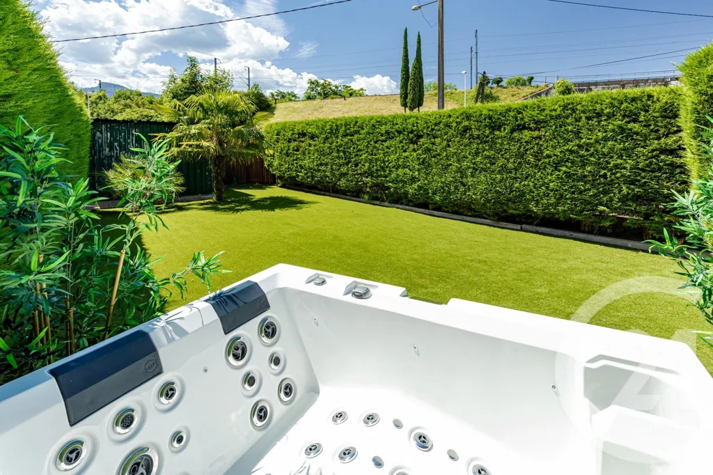 Jardin - Maison Rénovée avec Jardin à Moirans