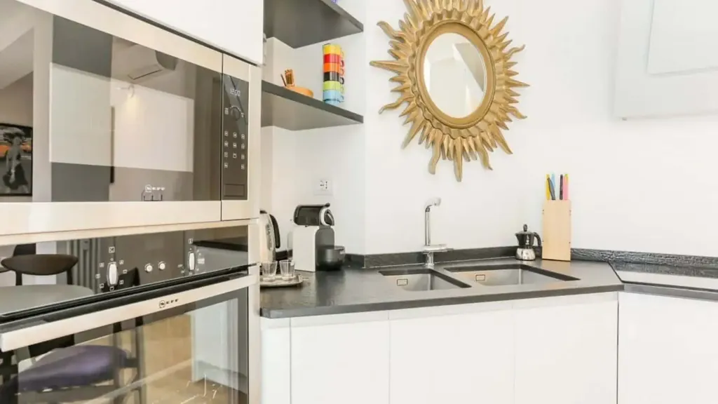 Köök - Modern Studio with Balcony in Milan